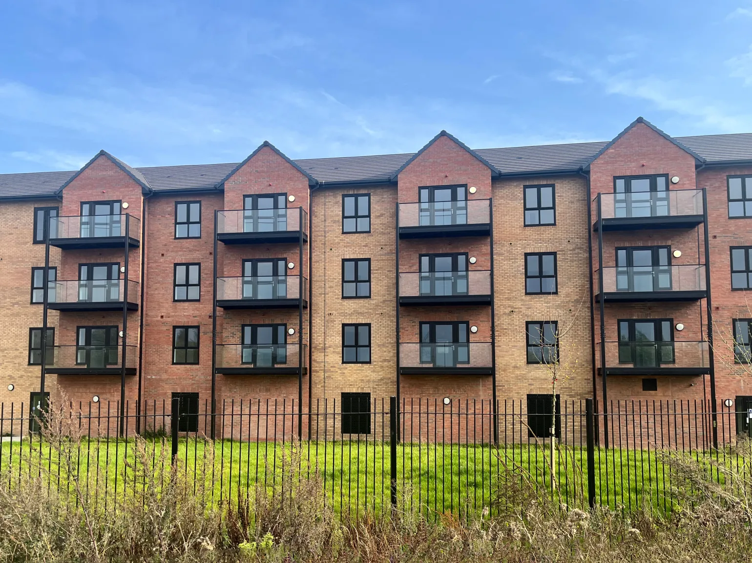 Located in the historic Lincolnshire market town of Gainsborough, the Bowling Green Road housing development has transformed overgrown wasteland along the River Trent into a vibrant new neighbourhood.

The scheme comprises 135 new homes and includes 60 one and two bedroom apartments set across two 4-storey blocks, to be known as Bailey House and Trent House on completion.

Each apartment benefits from a private balcony, with many offering sweeping river and countryside views. Glass safety barriers were chosen on these blocks to maximise the view and complement the light, airy feel of these modern homes.
