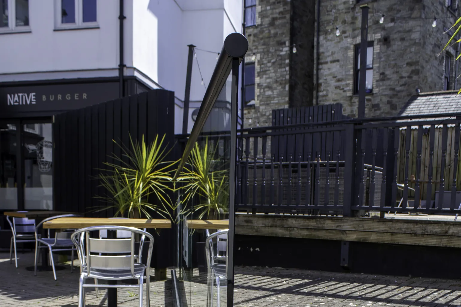BM Architectural is pleased to announce the launch of our new Aluminium Handrail System; a practical, high-performance solution designed specifically for modern frameless glass balustrades.
Developed as a cost-effective alternative to stainless steel handrails, our new slotted aluminium handrails combine strength, durability and ease of installation without compromising on appearance. Available in anodised brushed silver and black finishes, they are designed to complement our frameless glass base channels, creating a sleek, contemporary aesthetic.
The slotted profile allows for fast and straightforward installation, while standard connectors and end caps provide a clean, continuous finish throughout the system. Ensuring smooth transitions at joints and run ends, these accessories enhance both user comfort and the overall appearance.
