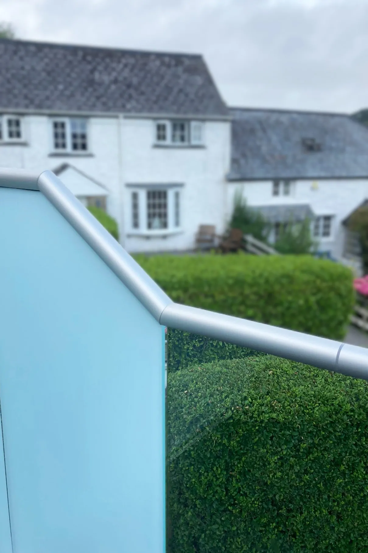 Our Aluminium Handrail System has been rigorously tested to 1.50kN, providing dependable strength and confidence in demanding applications. Each handrail is finished with a 25-micron anodised coating, delivering excellent corrosion resistance and long-term durability for both internal and external environments.
Available in 3m and 6m standard lengths, the system offers flexibility for projects of all sizes while helping to reduce installation time and waste.
Key Benefits
Cost-effective alternative to stainless steel handrails
Tested to 1.50kN for reliable strength and safety
Slotted design for quick and easy installation
Durable 25μ anodised finish for enhanced corrosion resistance
Available in 3m and 6m standard lengths
Choice of brushed silver or black finishes to coordinate with frameless glass base channels
Complete range of connectors, end caps and accessories for a seamless, professional finish