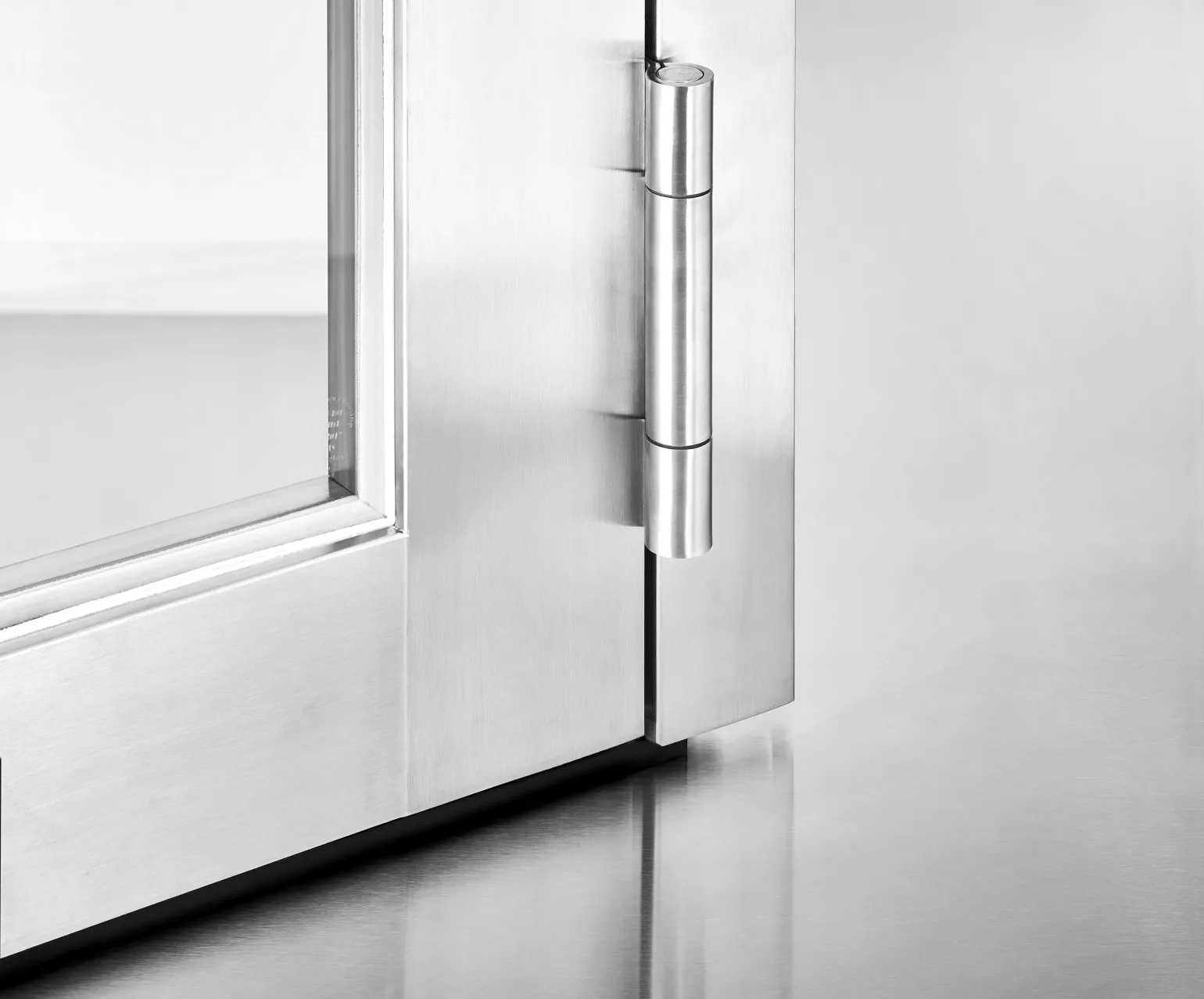 Accessories

The Secco EBE system is complemented by a range of original, high-quality accessories, available in the same range of materials and finishes. These elements ensure both functional efficiency and refined aesthetics: 


	Handles: Designed for ergonomic comfort while maintaining a minimalist and sophisticated appearance to match the door finish.
	Hinges: Choose between visible or concealed options, the range includes weld-on and three-winged hinges, with all designed to offer high performance movement.


Working with high quality material suppliers and a network of highly experienced fabrication experts, BM Architectural is well placed to provide custom steel glazing solutions. To discuss your requirements, please contact us at 0114 254 3226 or sales@bmarchitectural.com.
