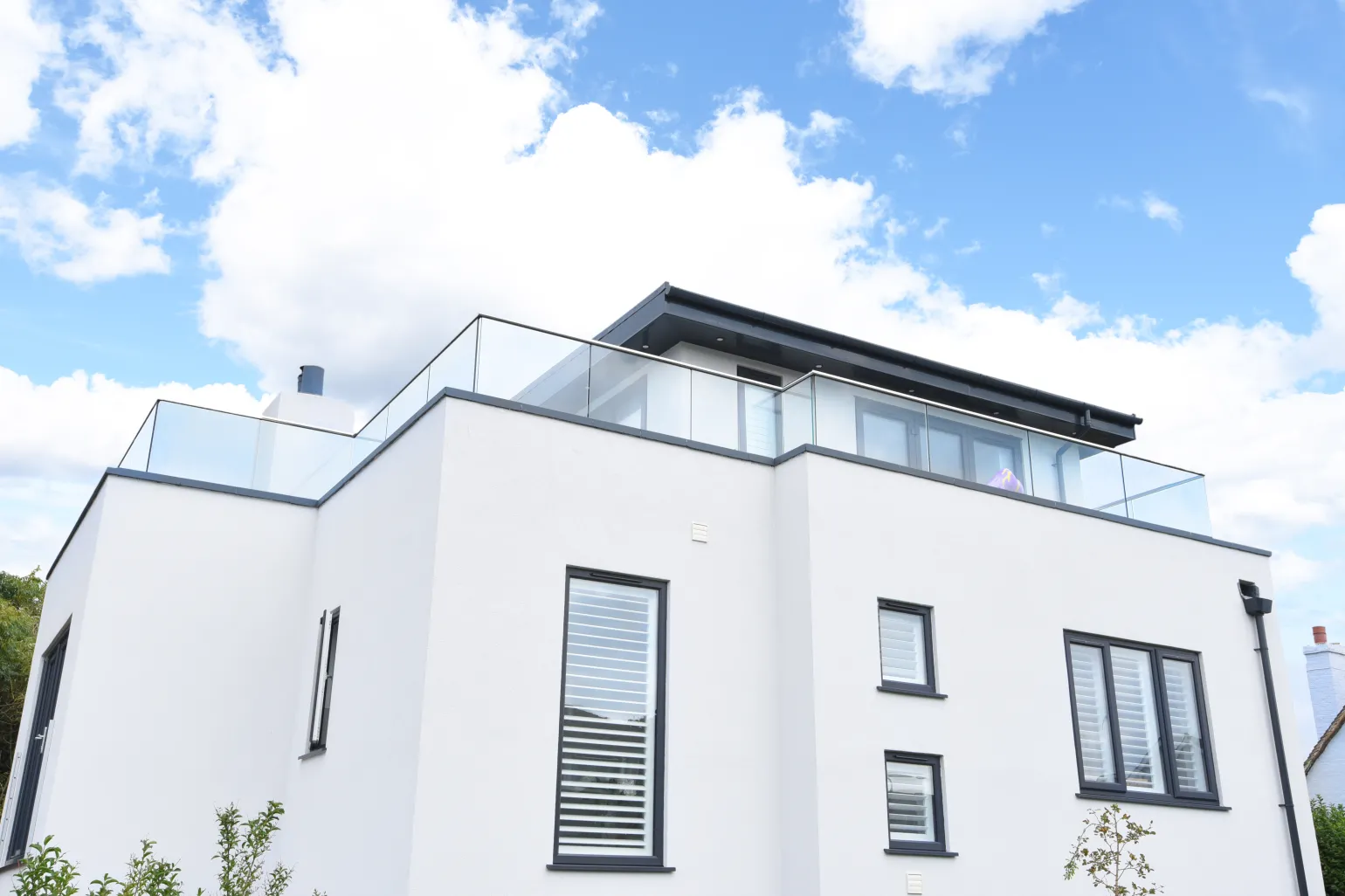 Seminar 2
Domestic, Commercial and Anti-Terror Glass Balustrade
In just one hour, learn how our glass balustrade systems can help meet safety barrier regulations for a wide range of applications, from simple domestic Juliet balconies to high footfall and critical infrastructure walkways, while also creating a greater sense of space and maximising views.