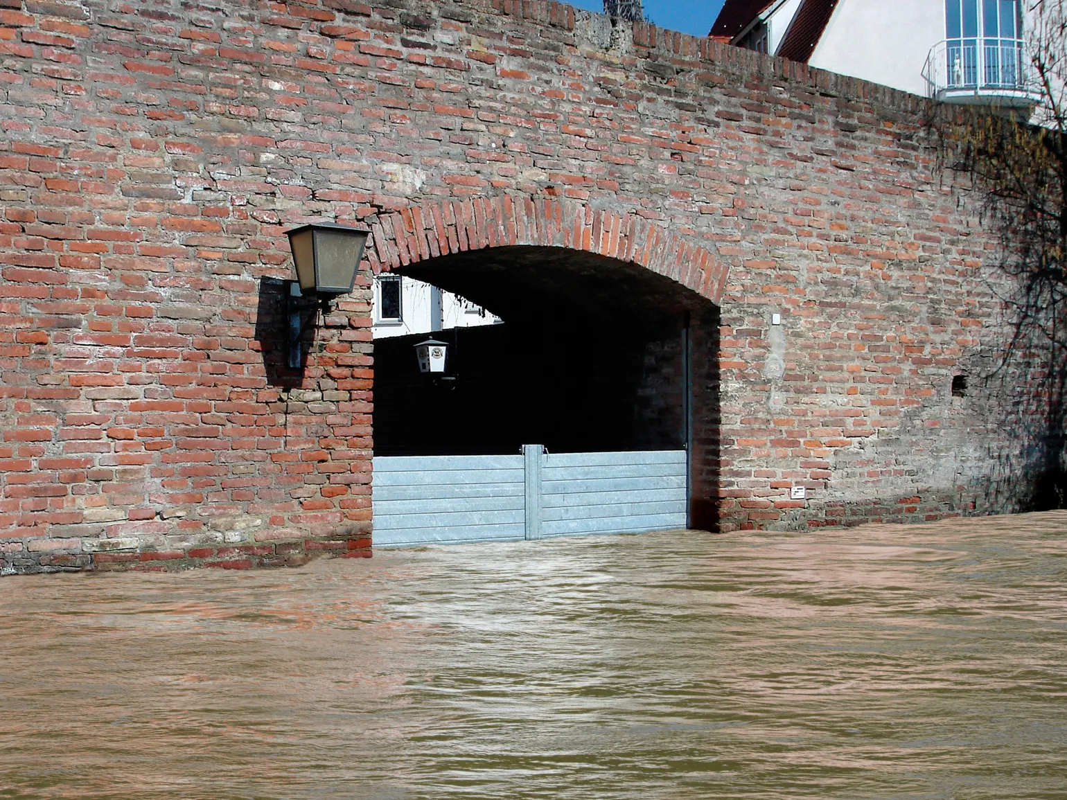 Flexible Applications


	Ideal for domestic and commercial properties
	Can be retro-fitted or integrated directly into new buildings 
	Suitable as a flood or intruder defence system
	Suitable for flood zones, isolated properties or city centres
	Dams openings up to 4 metres, including doors, windows, gates, alleyways
	Deployed quickly and easily by a single person after initial setup 
	Modular design - used with or without central support posts

